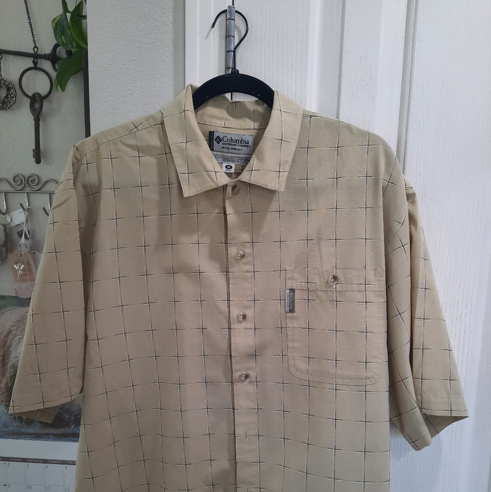 Men's Columbia Short Sleeve, Button Down Shirt-Size Medium